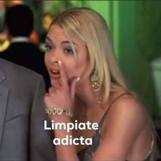 Fran viendo salir a la China del baño de la casa de los sueños