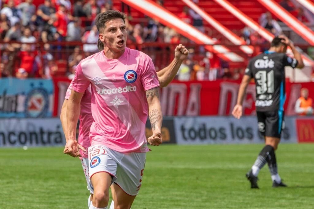 No hablemos del papelón de que este tipo siga jugando en #AAAJ.