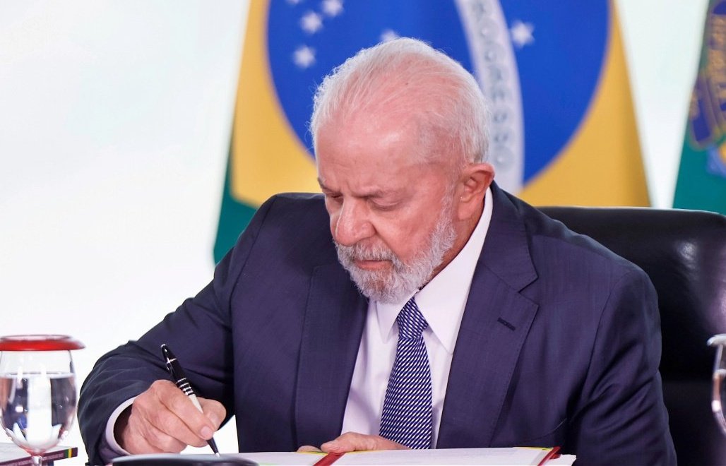 analise2025's tweet image. 🚨 ATENÇÃO: governo Lula reverte corte do Congresso no orçamento das universidades e aumenta em quase 1 bilhão!

- Congresso: corte de 488 milhões
- Governo: aumento de 977 milhões

Saldo final: +489 milhões