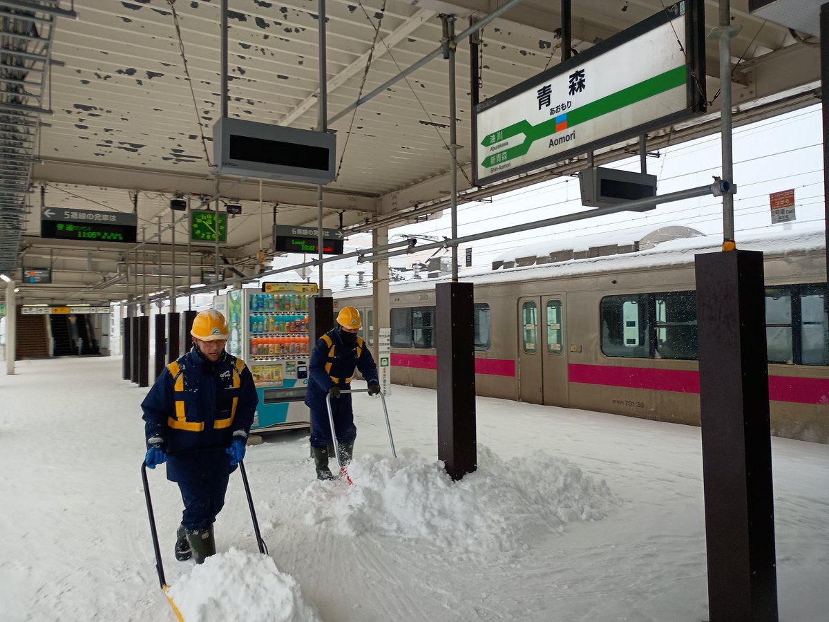 RailfanGuide's tweet image. 急に思い立って、青森空港降りて、五能線に乗ろうと来たらとんでもない雪。あちこち運休だらけ。
リゾートしらかみをスマホで撮ると、目に見える位の雪がふってる。まあ、このような珍しい写真が撮れたからいいかな。