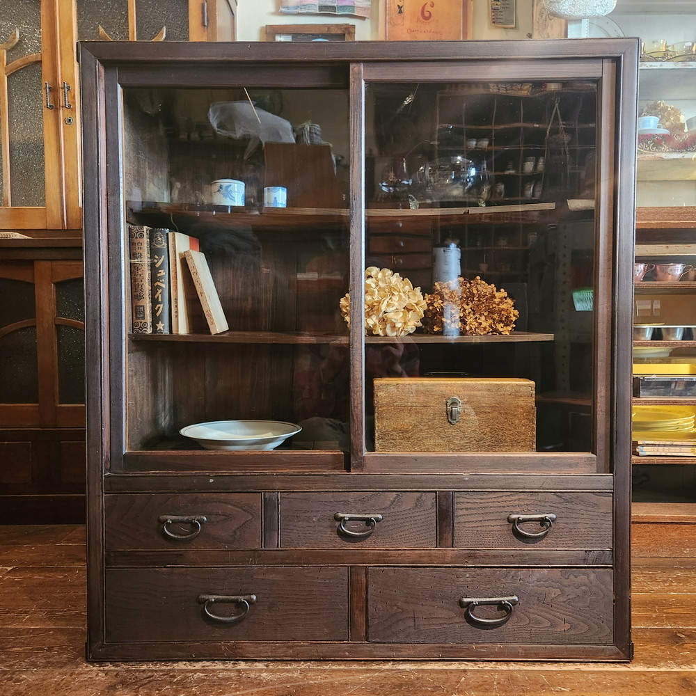 とても雰囲気の良い引戸棚 入荷です。 画像では伝わりませんが古い