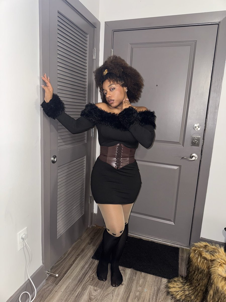 Treceepie's tweet photo. What I wore for NYE lol I’m always late https://t.co/t6UpcHYdCI
