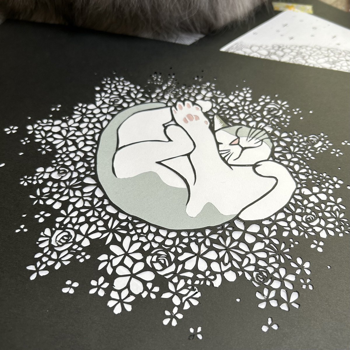 猫の切り絵の色付け開始
お花の部分は一旦置いて
次の切り絵の下絵を切り始める
同時進行で２点制作するつもり