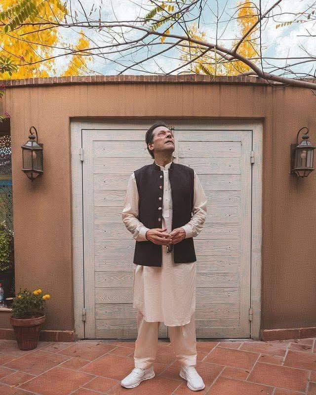 اِيَّاك نَعْبُدُ وَ اِيَّاك نَسْتَعينُ❤️
مرشد عمران خان کے چاہنے والوں کو 
السلام وعلیکم🤝
ایک ہی امید ایک ہی یقین ہے کہ وہ ایک ہی شخص ہے جو اندھروں کی کوک سے روشنی کی کرن ہے وہ ہی دنیا میں پاکستان کی پہچان ہے وہ ہے  <a href="/ImranKhanPTI/">Imran Khan</a>