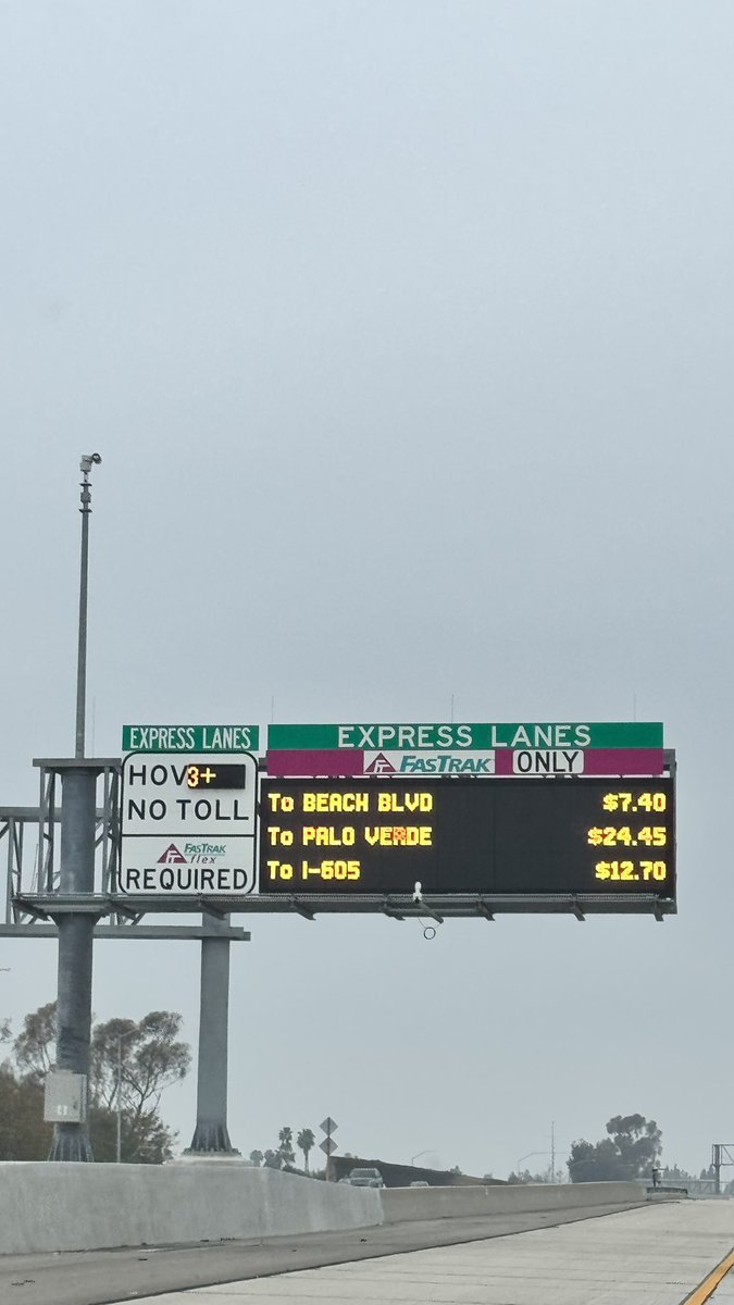 OC_Scanner's tweet image. Good evening friends and followers 

#OrangeCounty / #California 

If anyone knows who is in charge of the 405 toll roads @TheTollRoads uhm I have questions 

BECAUSE WHAT THE HELL IS THIS