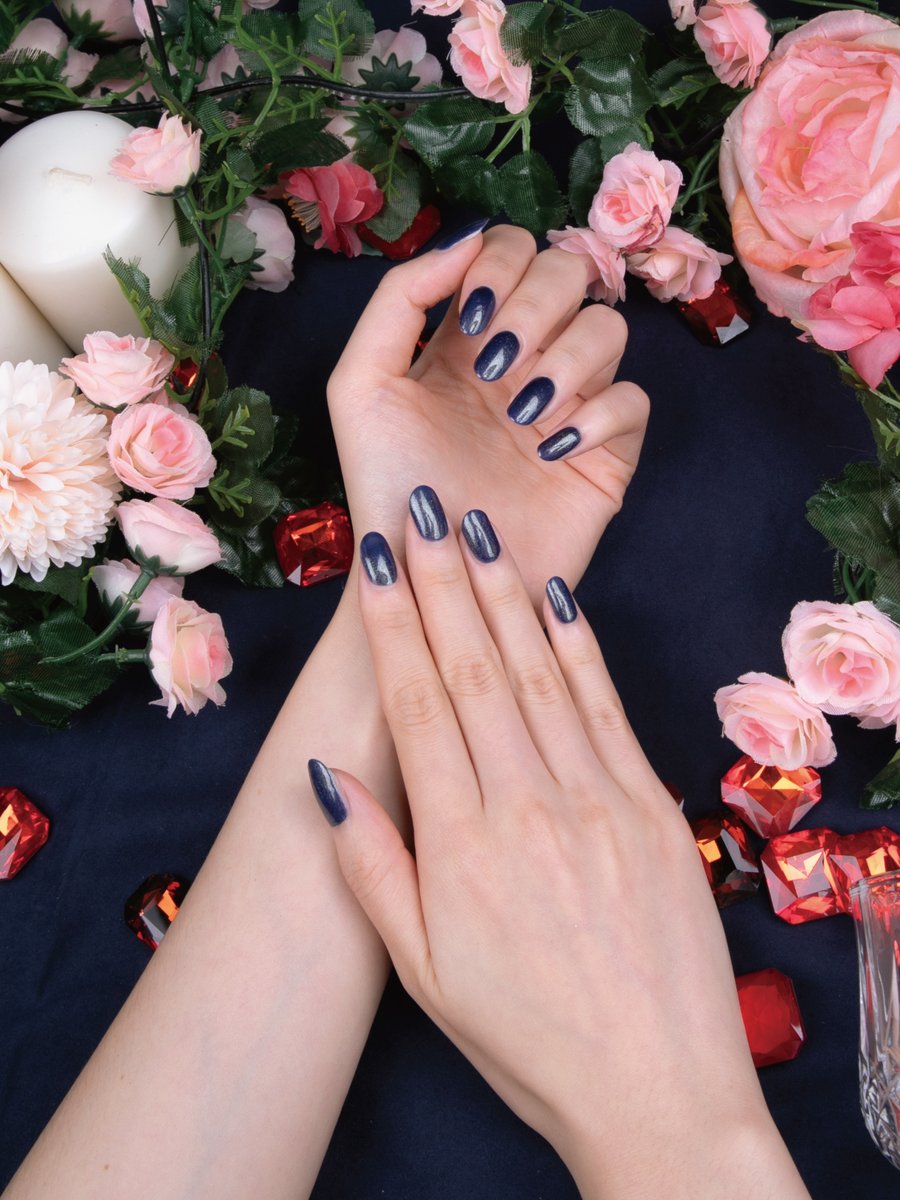 etseqnailpolish's tweet photo. #MK2011すべて真夜中の恋人たち
金色の細かいラメと濃く黒い青色が、夜の中で光がそっと揺れるようなロマンティックな雰囲気を演出します💙
・
・
・
・
#指先に文学を纏う #川上未映子 #etseq. #すべて真夜中の恋人たち https://t.co/lurFVgB6XV