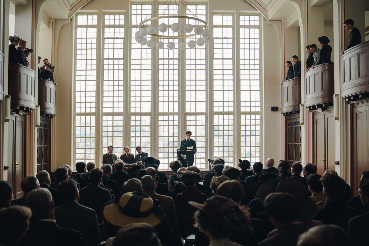 🎬 Czech cinema shines in 2025!
Agnieszka Holland’s Franz leads the Czech Lion Awards with 15 nominations, followed by Broken Voices (13) and Caravan (11).
Winners will be announced on 14 March in Prague. 🏆
Full story 👉 tinyurl.com/mn4ypdvt
#CzechLionAwards #CzechCinema