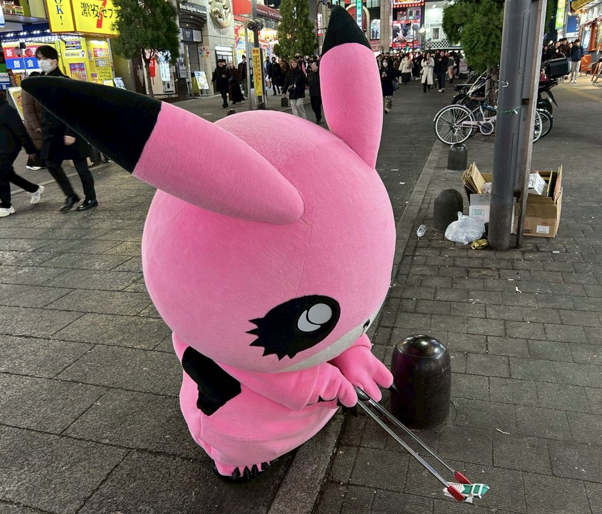 ゴミ拾いえらいわねぇ、ピカチュウってwほっぺた赤くないです⭐︎
#歌舞伎町