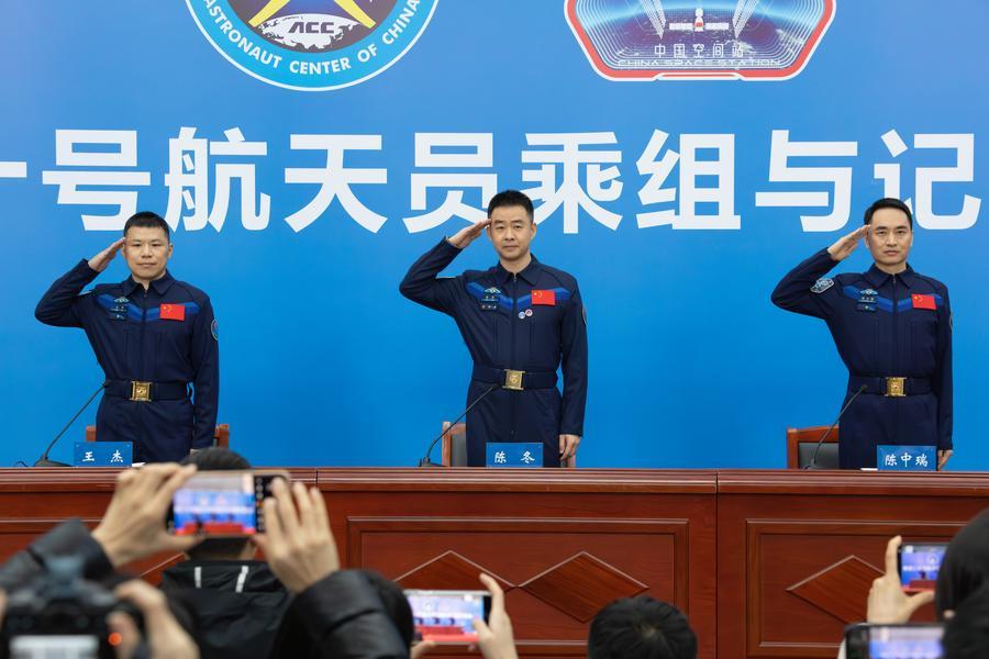 chinascio's tweet image. The #Shenzhou-20 crew has been awarded medals for their historic 204-day mission.

From 120+ station tasks to surviving a space debris scare, these three have truly moved the needle for China's #space program.
english.scio.gov.cn/chinavoices/20…