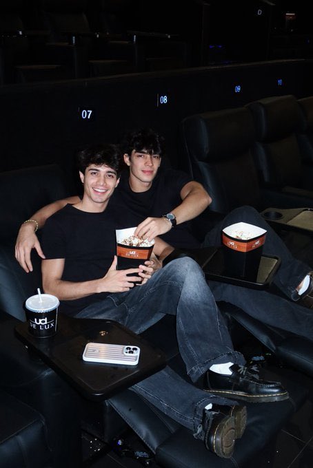 Exile_du_reve's tweet image. Love is Love