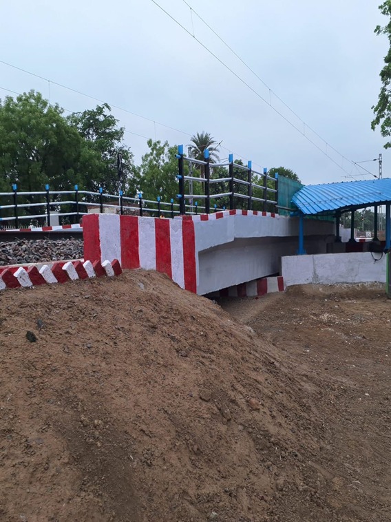 RailMinIndia's tweet photo. झांसी-खैरार-मानिकपुर और खैरार-भीमसेन रेल दोहरीकरण (431 किमी) 🛤️
✅115 किमी कार्य पूर्ण

-झांसी, हमीरपुर, महोबा, बांदा, कानपुर, चित्रकूट (उत्तर प्रदेश) और निवाड़ी, छतरपुर (मध्य प्रदेश) में सुगम यात्रा विकल्प
-बुंदेलखंड क्षेत्र में कनेक्टिविटी बढ़ेगी
-खजुराहो में पर्यटन को बढ़ावा https://t.co/tNKkGmiFJx