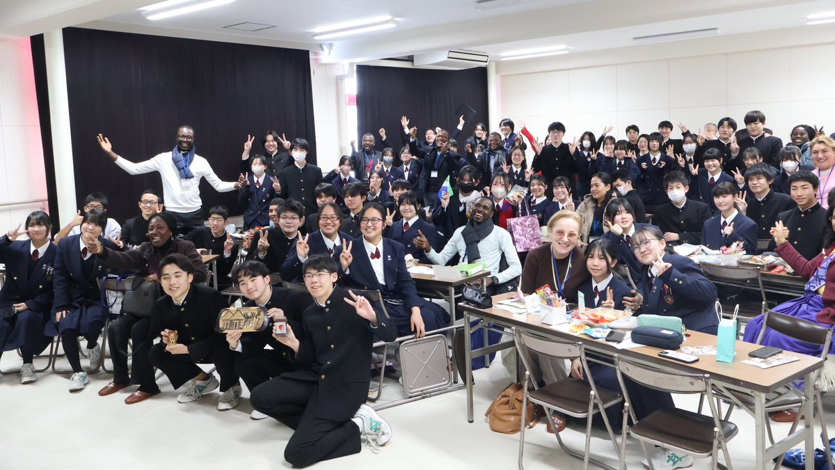 nishiwaga_hs's tweet photo. 行政機関の母子保健に携わる7か国12名が西和賀高校で研修を行いました!🇸🇱🇳🇵🇬🇪🇬🇦🇳🇬🇬🇭🇧🇮
お菓子をつまみながら自己紹介をしたり、翻訳アプリを駆使してディスカッションをしました。各国のお土産もいただきました!
#西和賀高校 #JOICFP #JICA #ILADY #岩手 https://t.co/xW8roerJZJ
