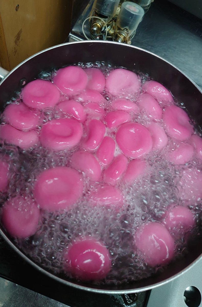 WRush78872's tweet image. ピンクの可愛い白玉作ってたのにヘモグロビンになった