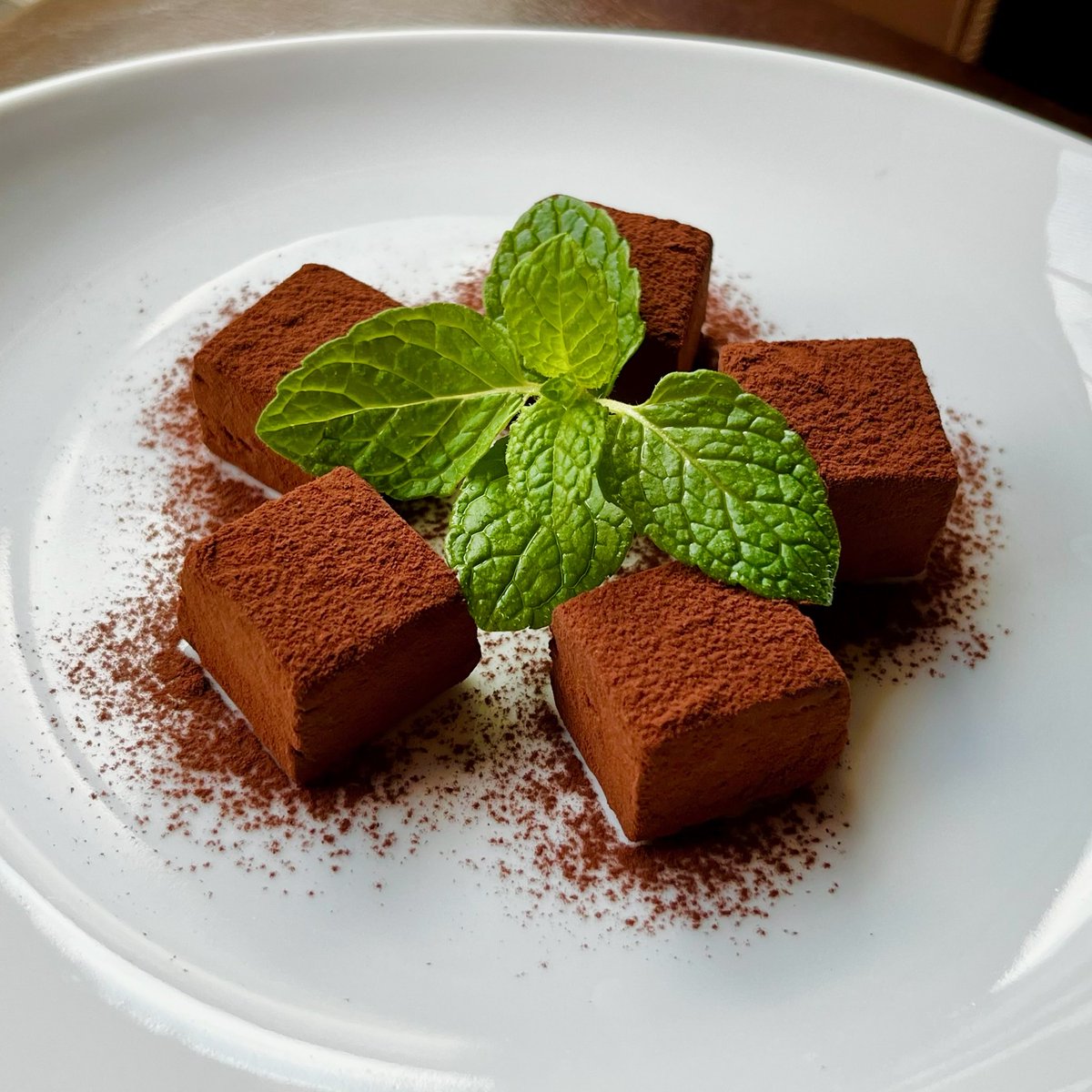 「竹鶴生チョコ」

出来上がりました。
モルトウイスキーを練り込むと乳化がすごい難しいんです。
でもモルトとチョコの組み合わせは、驚くほど繊細かつ芳醇な香りをもたらします！
何度もトライして最高の竹鶴生チョコ出来上がりました！

全てのウイスキーのお供に！