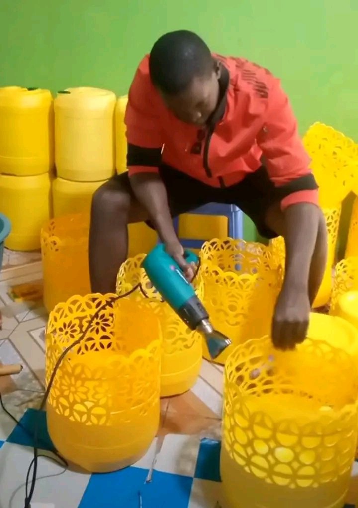 CharleneBwanga's tweet photo. Un homme transforme des Jericans usagés en paniers. Si les vendeurs d’huile de palme au Nigéria l’attrapent😅 https://t.co/d4lQQroKQn
