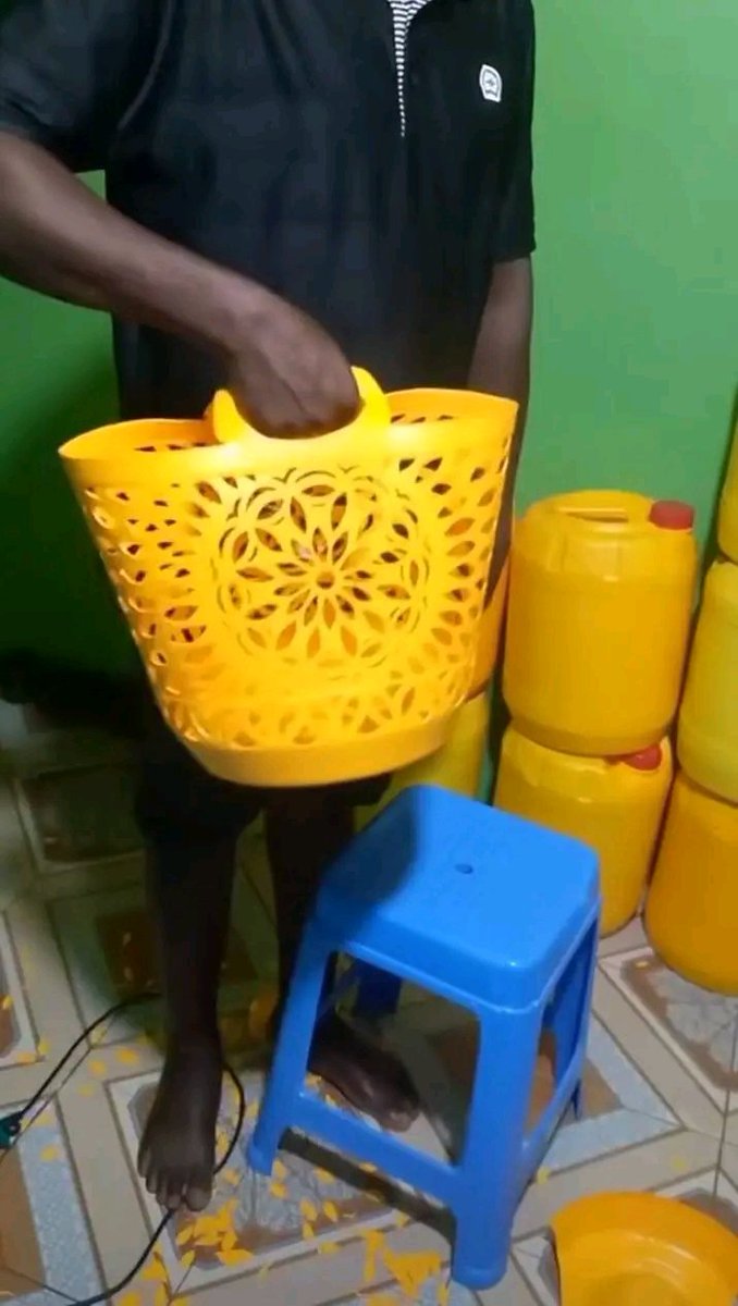 CharleneBwanga's tweet photo. Un homme transforme des Jericans usagés en paniers. Si les vendeurs d’huile de palme au Nigéria l’attrapent😅 https://t.co/d4lQQroKQn
