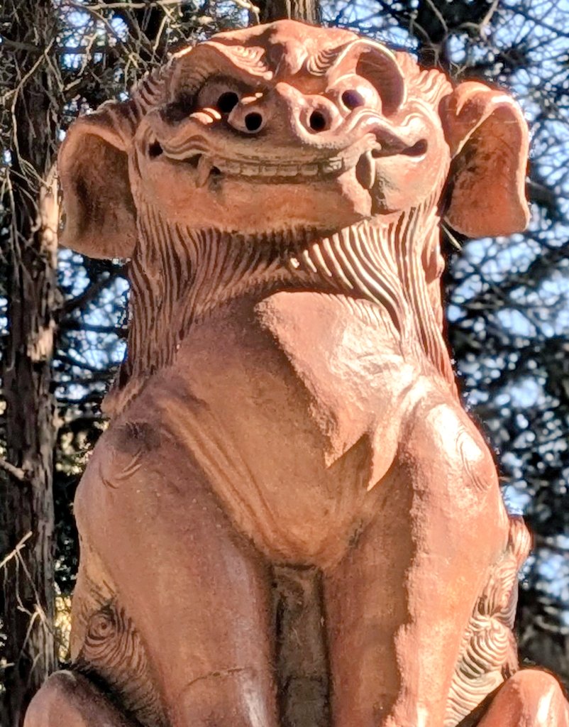 林に囲まれた神社の備前焼狛犬