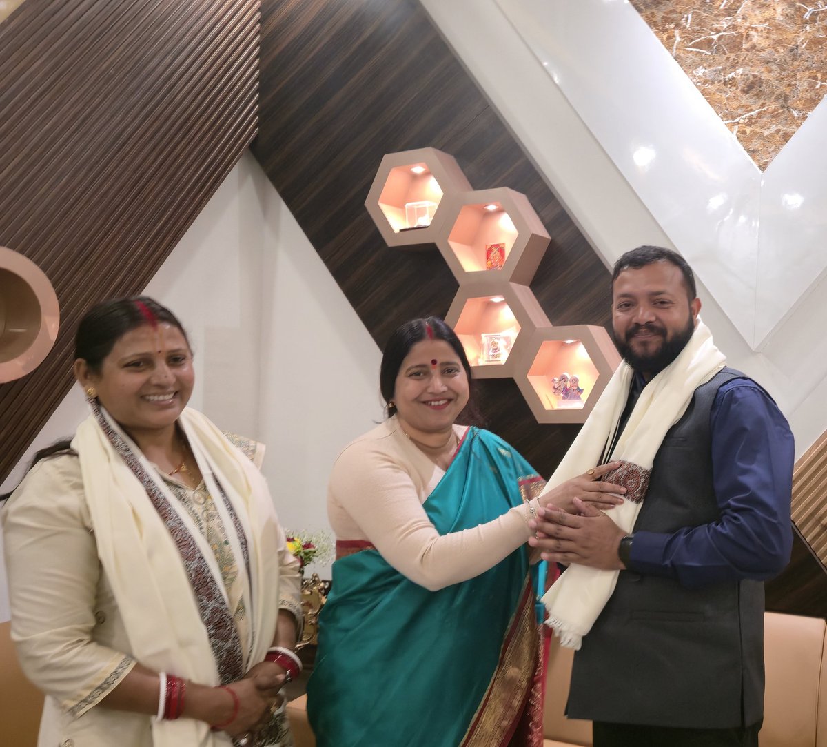 RaginiSingh7007's tweet photo. जमुआ विधानसभा की विधायक श्रीमती डॉ. मंजू देवी जी से सिंह मेंशन मे शिष्टाचार मुलाकात हुई। सौहार्दपूर्ण वातावरण में संगठनात्मक विषयों के साथ-साथ राजनीति एवं सामाजिक सरोकारों पर सार्थक चर्चा हुई।
#jharianews #JharkhandNews #raginisingh #Bermo #SR #dhanbad #MP #vidhansabha https://t.co/XadHqqj3RM