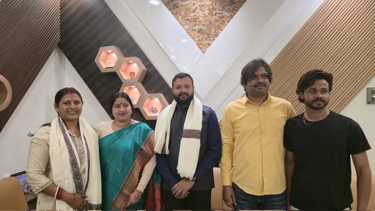 RaginiSingh7007's tweet photo. जमुआ विधानसभा की विधायक श्रीमती डॉ. मंजू देवी जी से सिंह मेंशन मे शिष्टाचार मुलाकात हुई। सौहार्दपूर्ण वातावरण में संगठनात्मक विषयों के साथ-साथ राजनीति एवं सामाजिक सरोकारों पर सार्थक चर्चा हुई।
#jharianews #JharkhandNews #raginisingh #Bermo #SR #dhanbad #MP #vidhansabha https://t.co/XadHqqj3RM