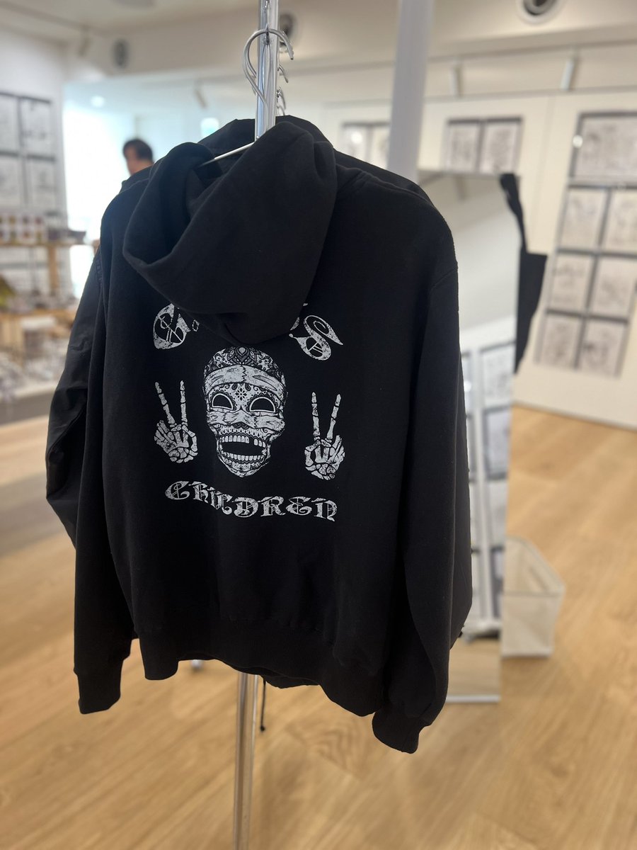 #忍者と極道 展
闘叫鎮魂歌
#トーキョーレクイエム

一時、完売していた

璃刃壊左が営む珈琲店
「でいびす」をイメージした
ジヴォンコーヒー
『でいびすブレンド（粉）』が
再入荷しております☕️✨

人気のガムテパーカーも販売中‼︎

盛りだくさんのグッズと
展示をお楽しみください‼︎