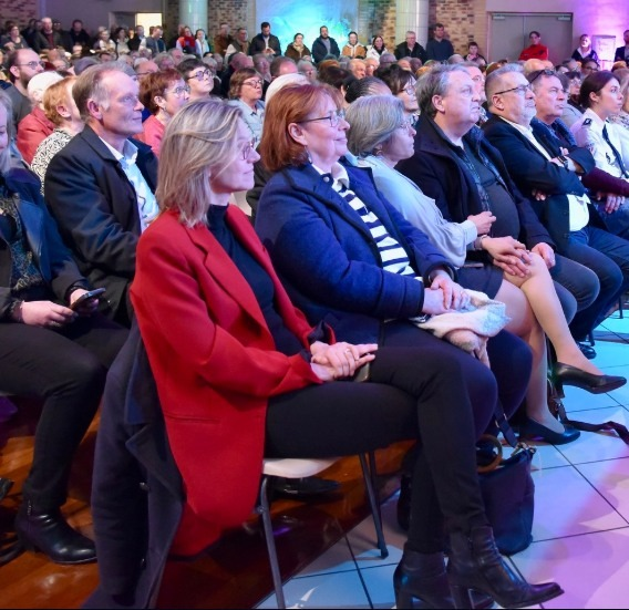 JEmanville's tweet photo. Voilà comment ça se passe en Maconerie :
Pannier-Runacher Avant / Après https://t.co/qZQPsl7Hal