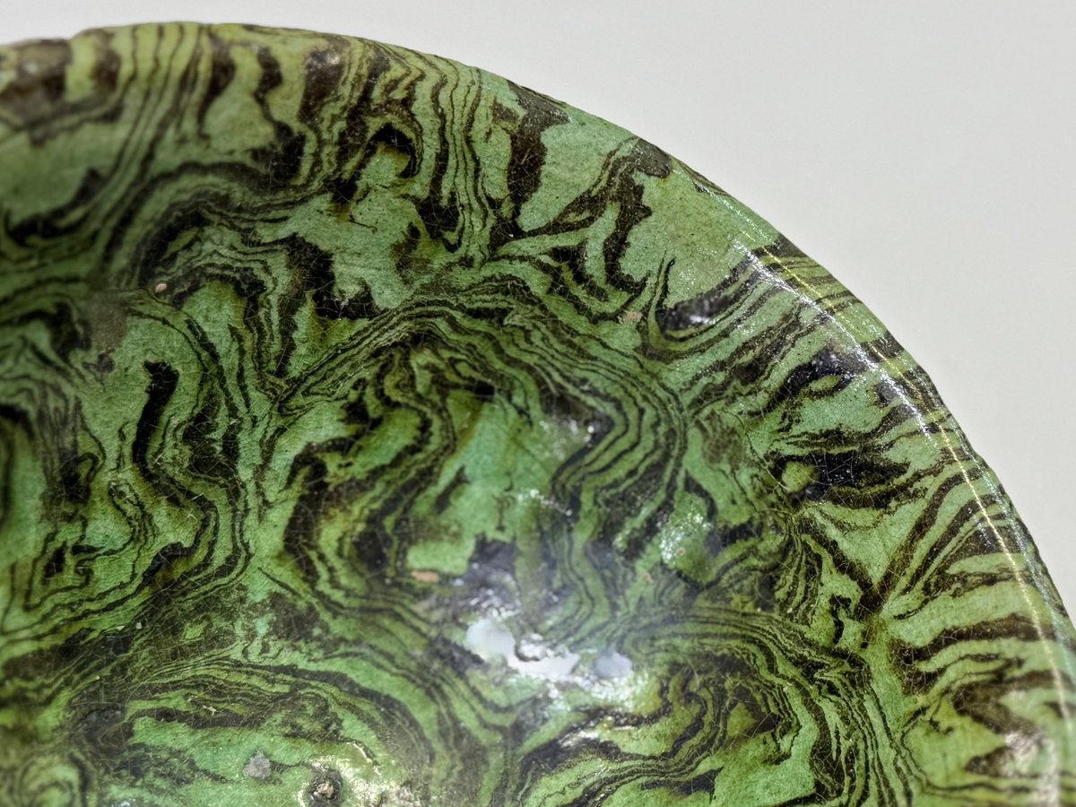 南宋の練り上げ(交胎)に緑釉の茶碗。 範疇外ですがとても魅力が深い