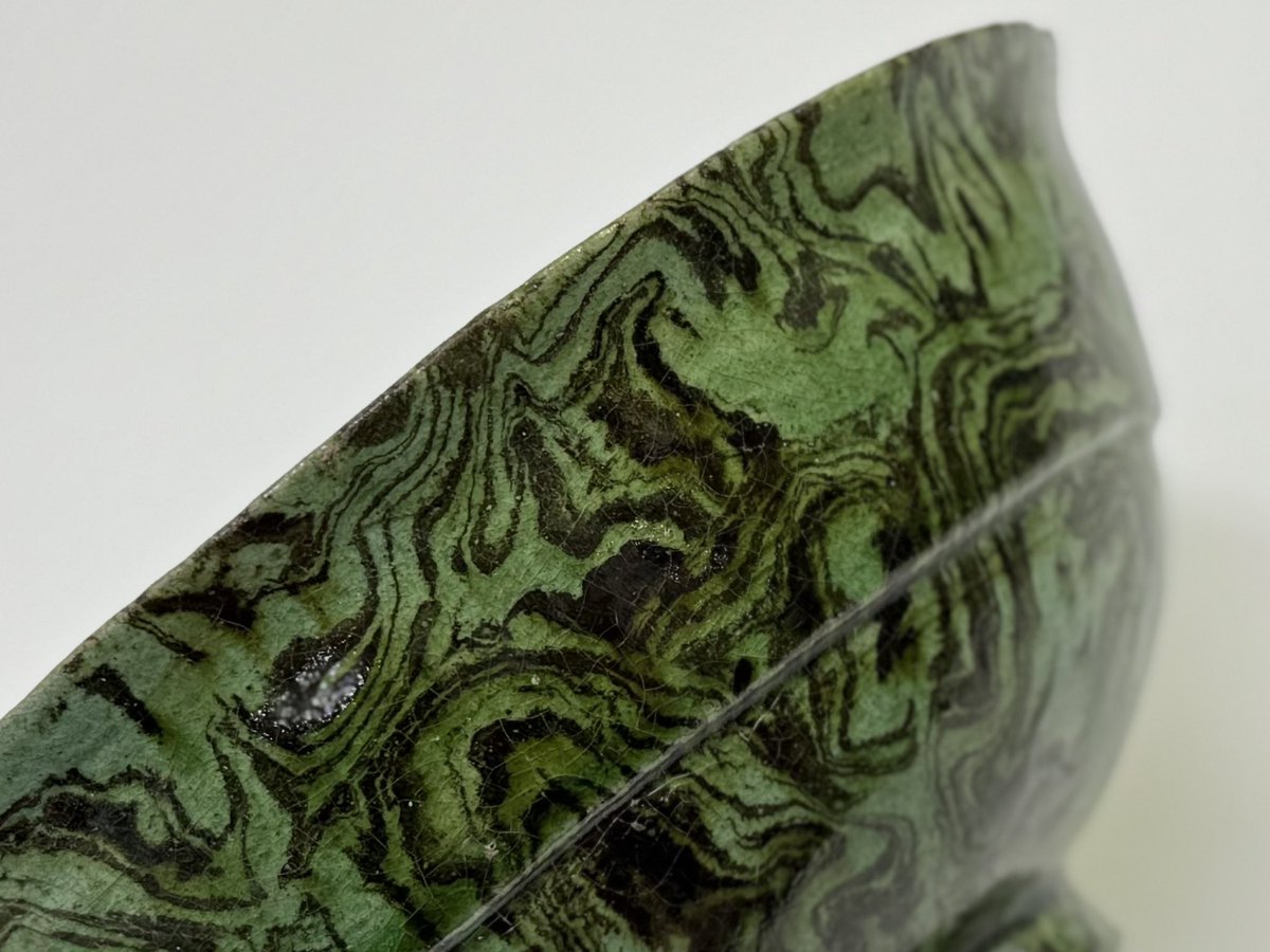 南宋の練り上げ(交胎)に緑釉の茶碗。 範疇外ですがとても魅力が深い