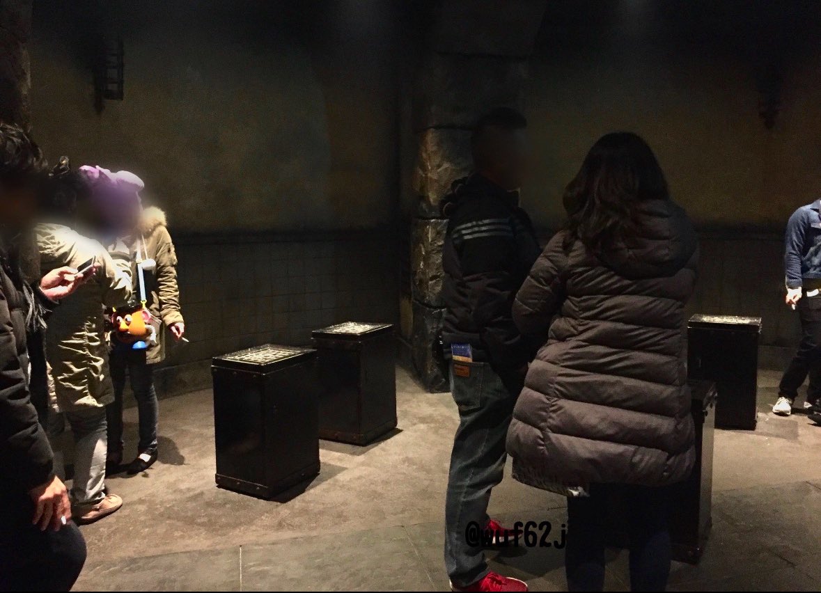 snsnokyoufu's tweet image. ディズニーシーで喫煙所やっと見つけたと思ったら、地下格闘技場かよ。