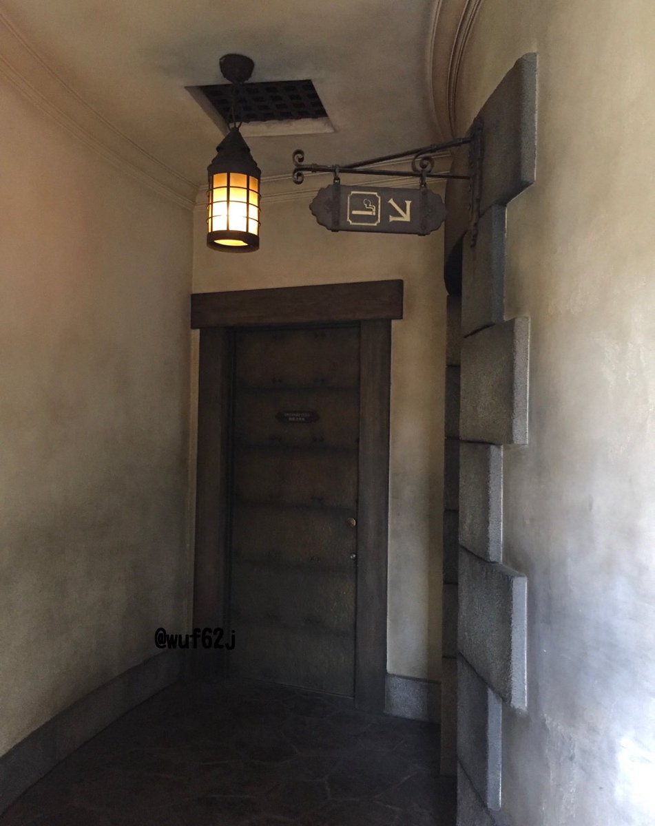 snsnokyoufu's tweet image. ディズニーシーで喫煙所やっと見つけたと思ったら、地下格闘技場かよ。