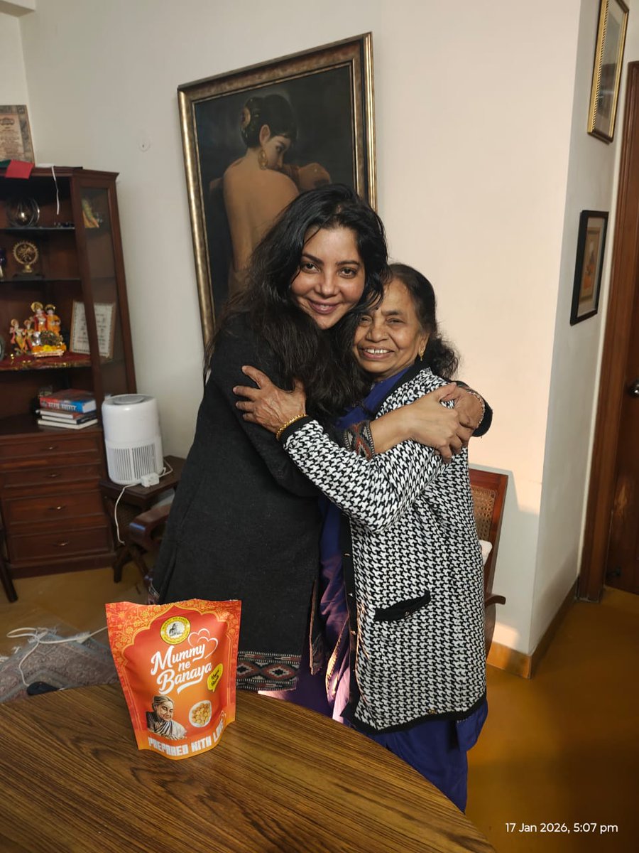 mummynebanaya's tweet photo. Grateful for a truly heartwarming meeting with @SharmaShradha, Founder of @YourStoryCo 

Watching her taste Thekua, smile instantly, and connect with the love and tradition behind it was a beautiful moment for all of us.

Conversations like these remind us that food made by mothers carries a story beyond taste.

Thank you for the warmth and encouragement 🌸

#Grateful #MummyNeBanaya #MotherMade #Thekua #YourStory #FounderMoments #MadeWithLove #Startup #MadeInIndia #madeinbharat #startupindia #womanfounder #Entrepreneur #womenentrepreneur