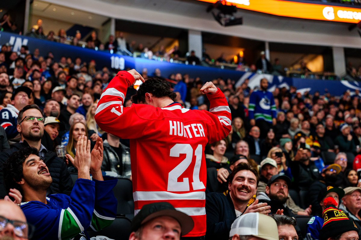 THAT’S NOT ROBBIE. 

THAT’S KIP, SUPPORTING HIS BOYFRIEND SCOTT HUNTER. 🥺🥺🥺🥺🥺