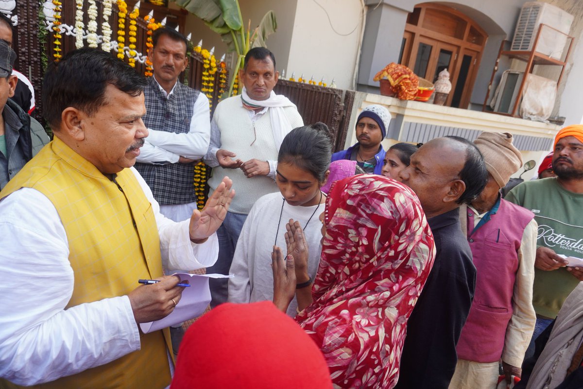 PradhumanGwl's tweet photo. आज उपनगर ग्वालियर स्थित निज निवास पर आयोजित जनसुनवाई में क्षेत्रवासियों की समस्याओं को गंभीरतापूर्वक सुना गया। जनहित से जुड़े प्रत्येक विषय पर संबंधित विभागीय अधिकारियों को तत्काल, पारदर्शी एवं प्रभावी निराकरण सुनिश्चित करने के स्पष्ट निर्देश दिए गए। जनता की अपेक्षाओं पर खरा उतरना और हर समस्या का समयबद्ध समाधान करना ही आपके सेवक की सर्वोच्च प्राथमिकता है।
.
.
#Gwalior #जनसुनवाई #जनसेवा #सुशासन