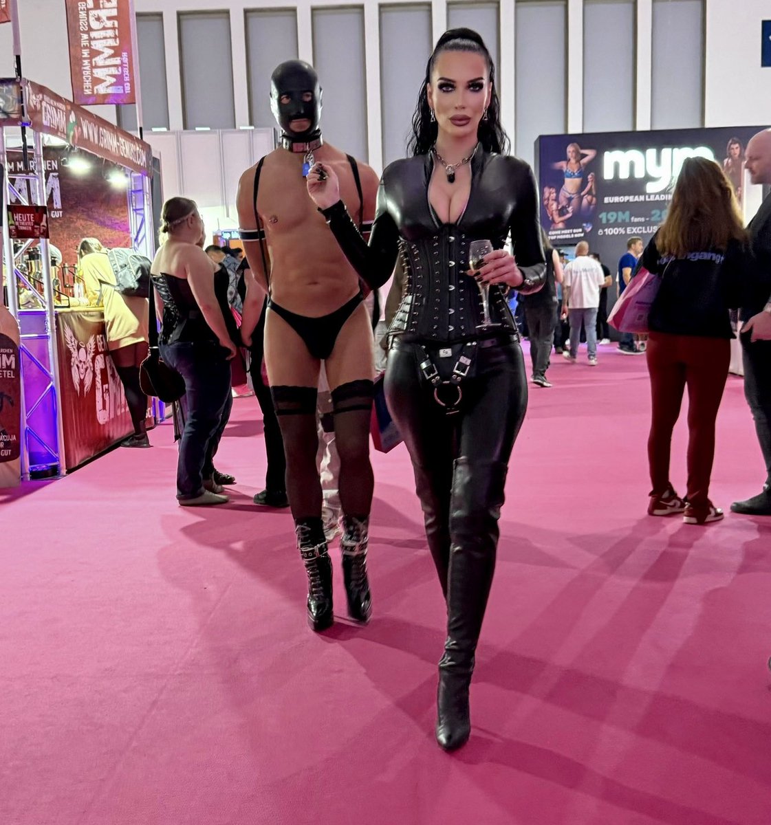 GoddessKaraCuck's tweet photo. Von @goddesskara_666 vorgeführt zu werden ist keine Demütigung, sondern eine Belohnung. 🧎 https://t.co/l46EPprLk3