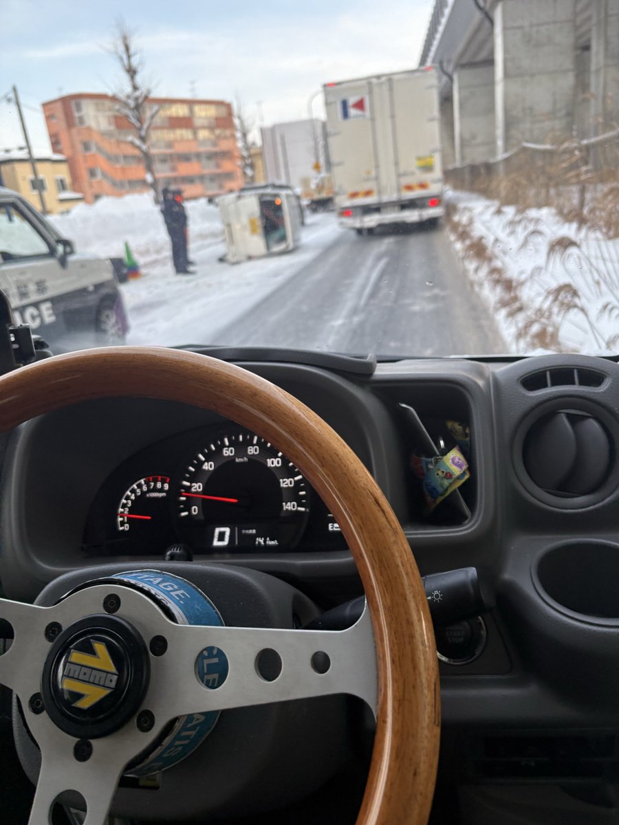 hashievo's tweet photo. @mst_hide 

札幌新道大谷地方面事故
横転により左側1車線塞がってます
先ほど消防も到着した模様 https://t.co/CuLPzAMqN2