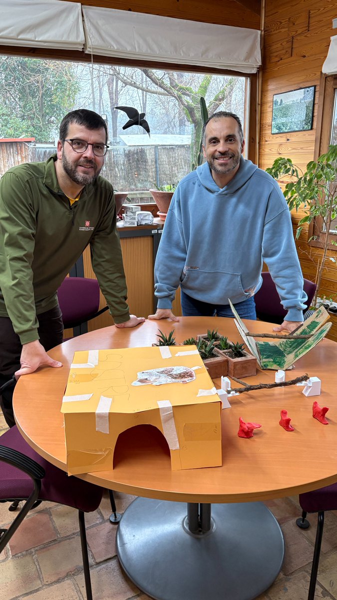 ParcdelSaladar's tweet image. Hem portat els primers prototips fets pels infants de 1r al centre de Fauna Salvatge de Vallcalent per rebre el primer feedback i millorar-los. L'objectiu del projecte: millorar la seva recuperació dels animals durant la seva estada a l'UCI. @cesirecat #ProgramaFAIG