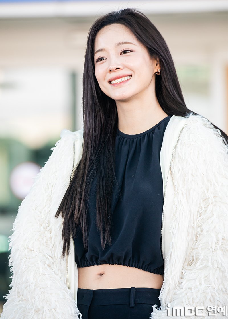 [포토] 김세정, 환하게 웃음 
#김세정 #KimSejeong #출국 #공항패션 #ICN_260122 [iMBC 연예]

김세정은 긴 생머리에 화이트 퍼 재킷과 크롭 블랙 상의와 편안한 슬렉스를 매치했다.

여기에 브라운 백과 미니멀 액세서리로 포인트 공항패션을 뽐냈다. 김세정은 다양한 러블리 미소와 포즈를 취하며