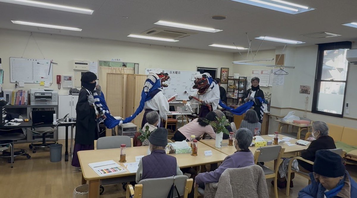 funnyfunny0501's tweet photo. デイサービスFunnyです！
施設に出雲の神楽団さんが獅子舞に来てくれました。
みなさん楽しまれ、健康祈願で頭をカプッとしてもらいました😀

#因島　#瀬戸田　#デイサービス https://t.co/8eeEB9tQsB