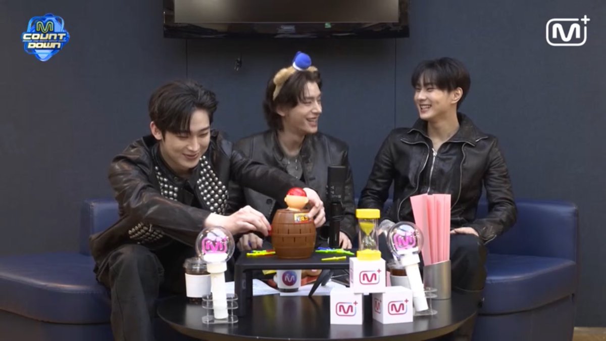 enhypenupdates's tweet image. [PHOTO] 260122

Jungwon, Jake and Sunoo on today's M Countdown Waiting Room Live!

SUNJAKEWON TAKES THE MIC
#SUNJAKEWON_SpecialMC #ENHYPEN_JUNGWON #ENHYPEN_JAKE #ENHYPEN_SUNOO @ENHYPEN_members @ENHYPEN