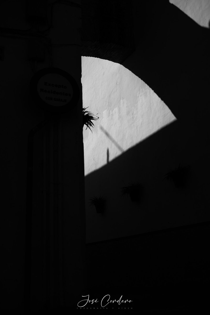 Las luces atraen la mirada; las sombras le dan sentido.

@josecorderophoto 
<a href="/pehyellow/">Jose Cordero</a> 

#lebrija #lucesysombras #blancoynegro #paisaje #andalucia