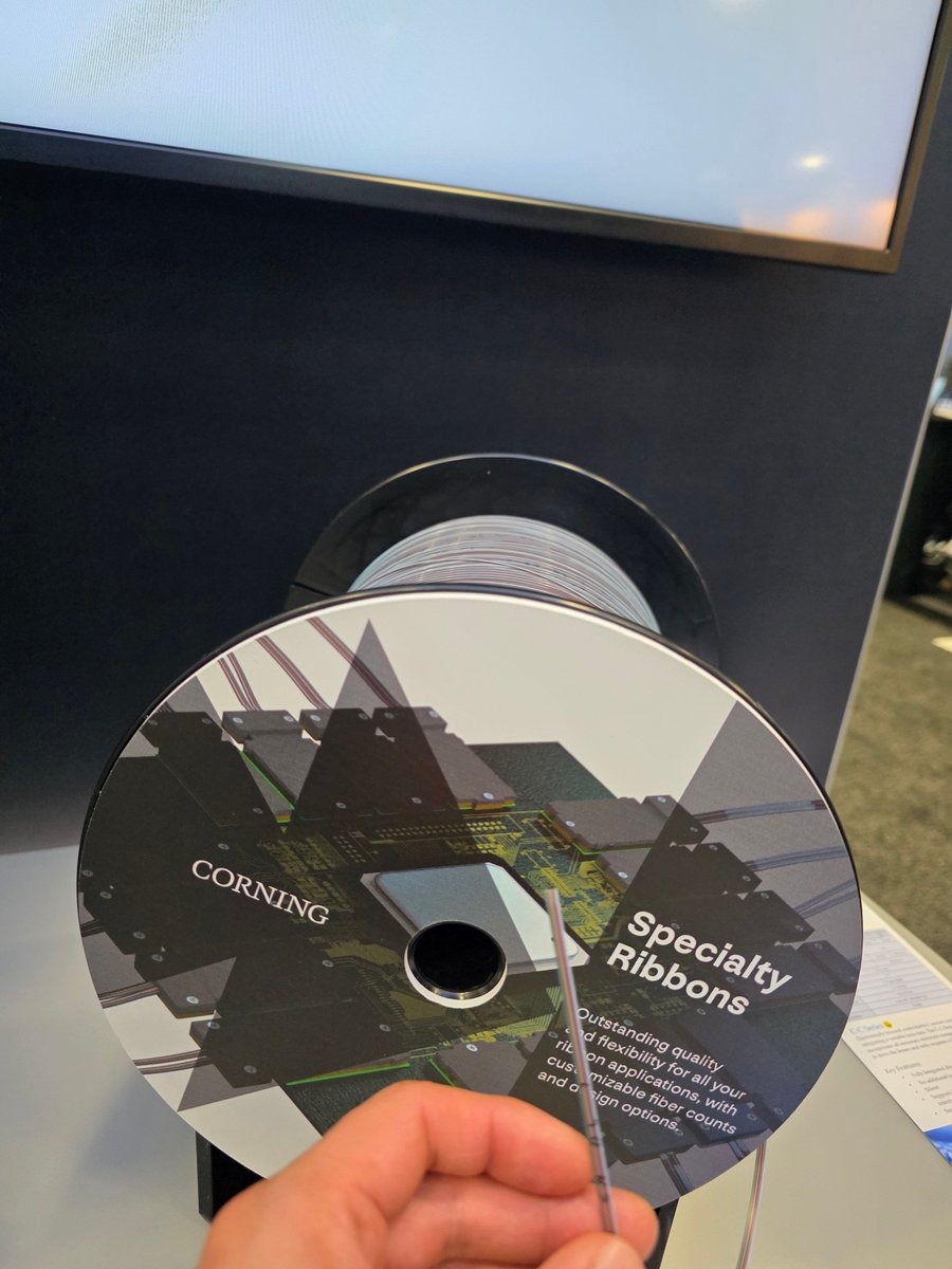 PhotonCap's tweet image. PW2026 기업1: CORNING, $GLW

[기업 백그라운드]
1851년 설립, 에디슨 전구 유리부터 아이폰 고릴라 글래스(Gorilla Glass), 그리고 1970년 저손실 광섬유를 세계 최초로 개발 (1970년대 코닝이 20 dB/km 미만의 손실 섬유를 만들며 상업화에 성공)

유리관련 특히, 유리기판, 디스플레이, 모바일,