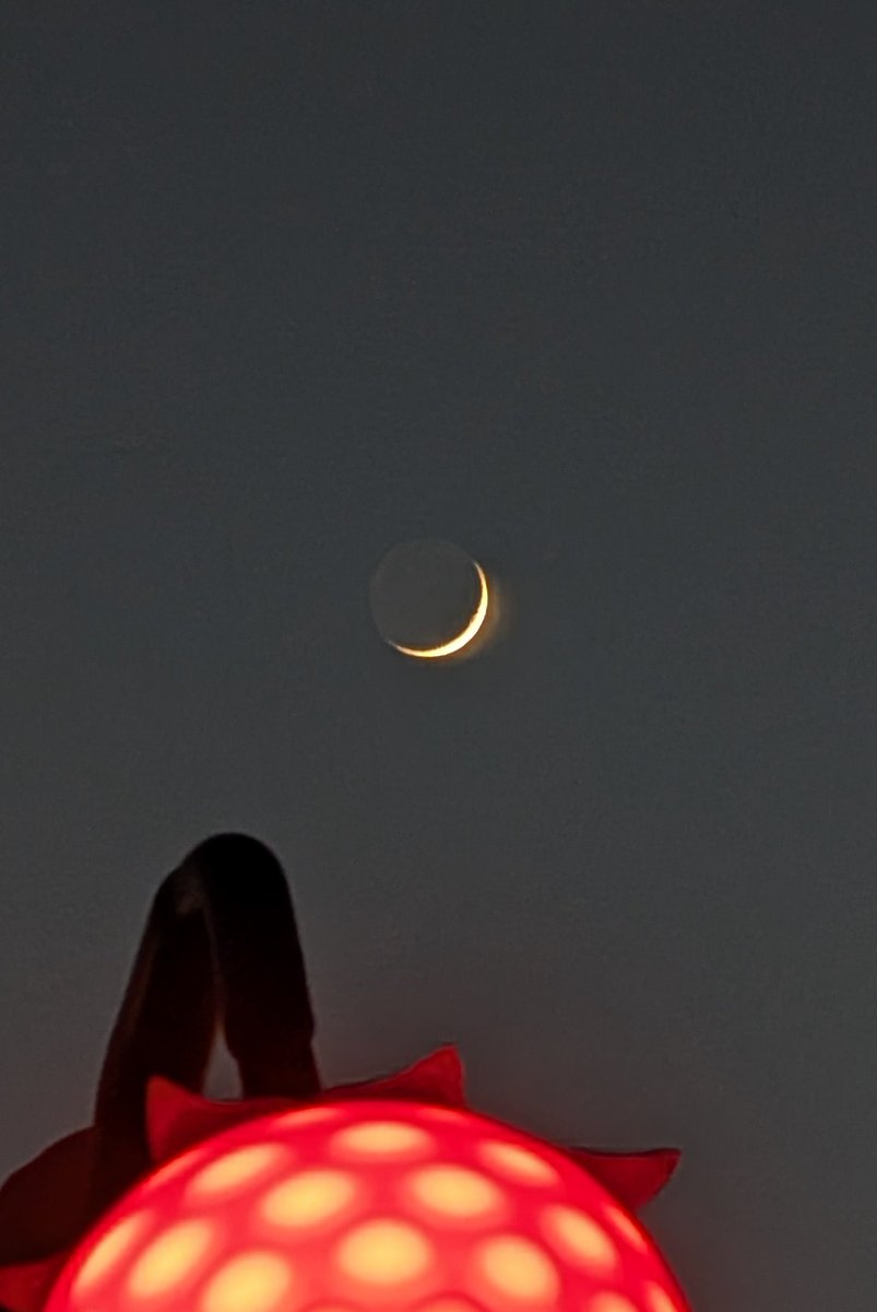 asterisque79's tweet image. Crescent moon yesterday evening 🌒
#moon #crescentmoon #photography