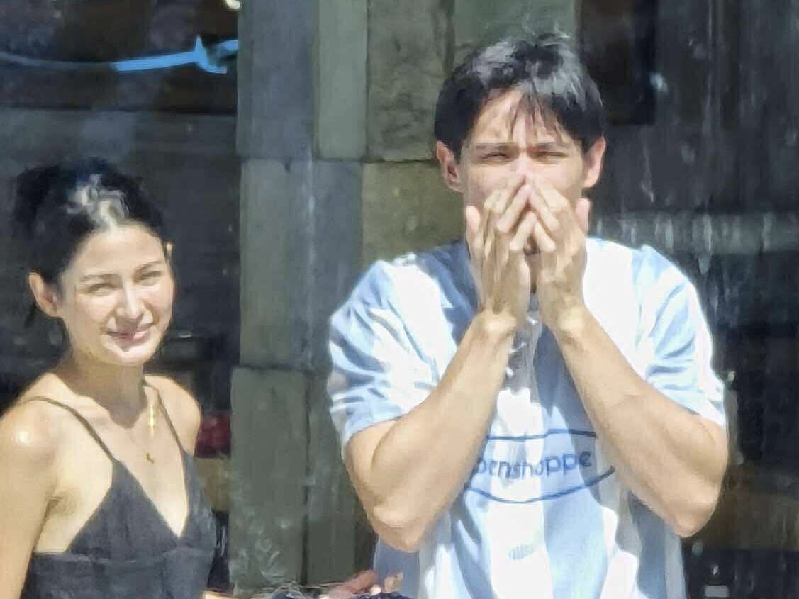 onlyforazr's tweet image. pa trenta ka na paeng, nagpapa-baby ka lang pala sa kolehiyala at mas bata sayo