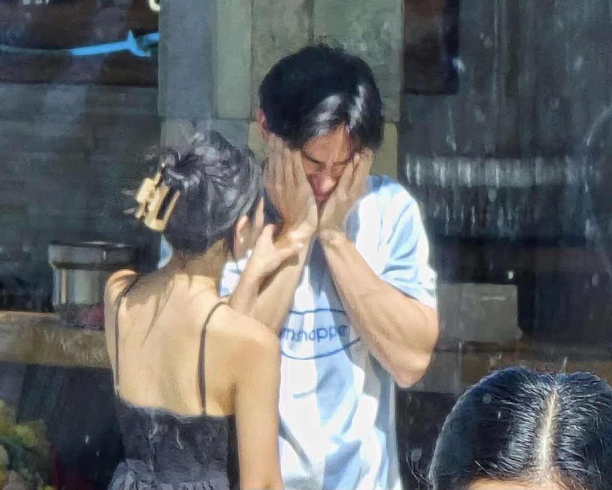 onlyforazr's tweet image. pa trenta ka na paeng, nagpapa-baby ka lang pala sa kolehiyala at mas bata sayo