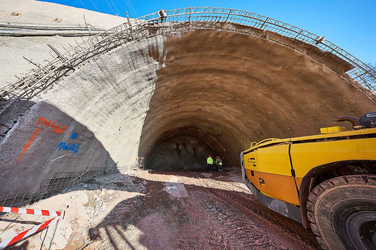 PavelCajthaml's tweet photo. Šest metrů denně, práce v noci. Dálniční tunel u @trutnovmesto se bude razit nonstop. https://t.co/gK6L48SUlN #trutnov #dalnice #D11 #krkonosskydenik https://t.co/8tZdYO5tTt