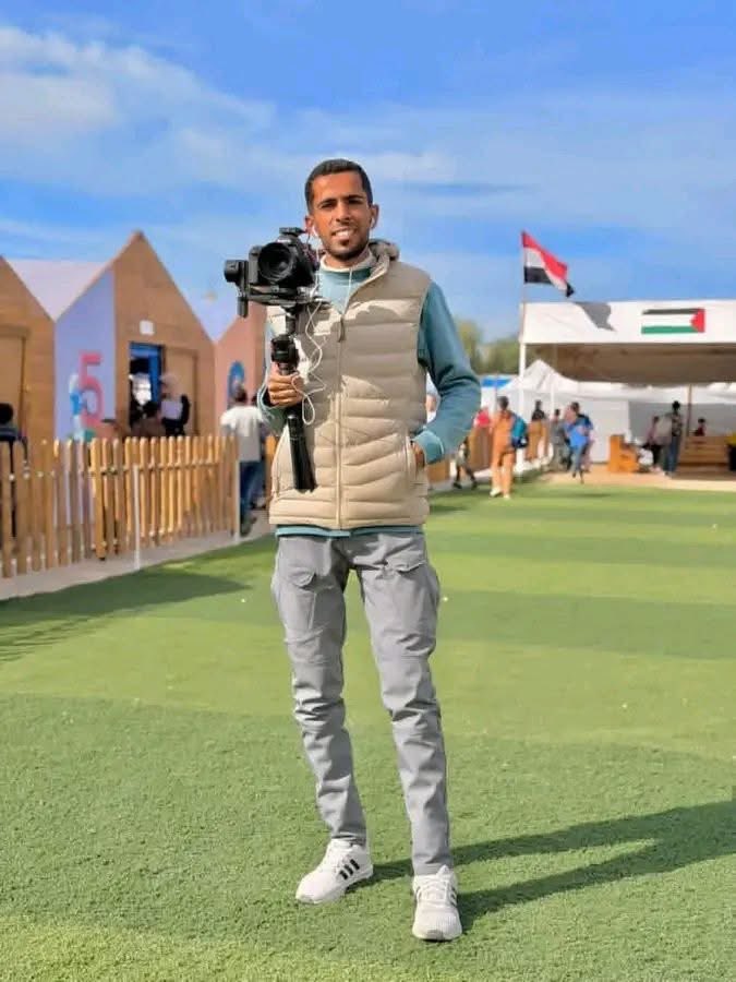 أنس أبو غنيم 

استشهد والده وصار يتيم وهو بعمر 50 يوم، واستشهد اليوم وابنه بعمر 50  يوم.

كأن الفقد يورث وكأن الدم لا يغلق دائرته ، نسأل الله أن يتغمدك بواسع رحمته ويسكنك بالفردوس الأعلى يا حبيب.