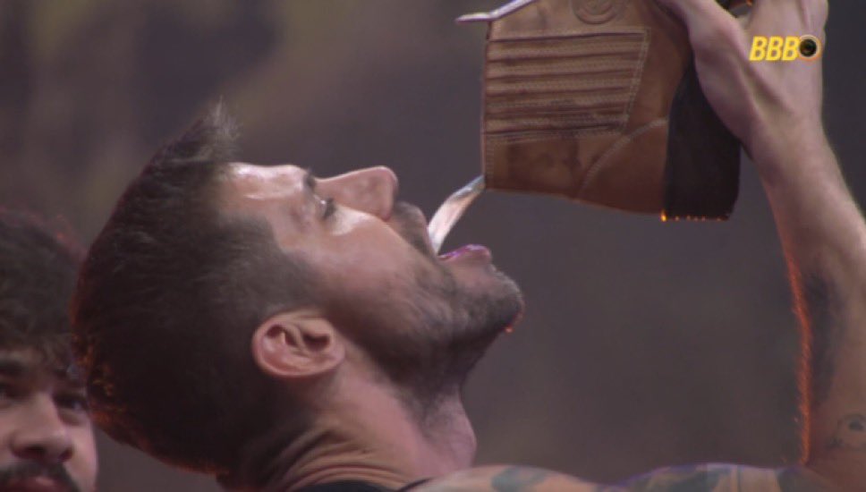 poponze's tweet image. Jonas bebendo diretamente da bota de Alberto Cowboy. 🤢 #BBB26
