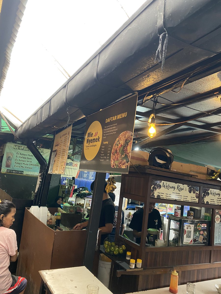 wnisekai's tweet image. stasiun yg isi nya surga jajanan:
1. stasiun pocin
2. stasiun gondangdia 
3. stasiun depok lama 
4. stasiun tebet
5. stasiun cawang (WAJIB BELI ROTI ABON BREADLIFE 10rb abonnya tebel &amp;amp; di dalam nya ada krim gitu, ENAK BGT! 😭