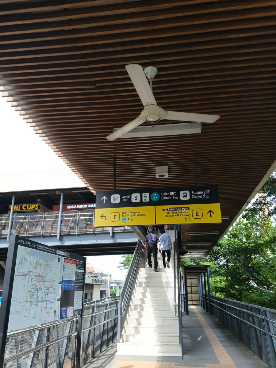 wnisekai's tweet image. stasiun yg isi nya surga jajanan:
1. stasiun pocin
2. stasiun gondangdia 
3. stasiun depok lama 
4. stasiun tebet
5. stasiun cawang (WAJIB BELI ROTI ABON BREADLIFE 10rb abonnya tebel &amp;amp; di dalam nya ada krim gitu, ENAK BGT! 😭