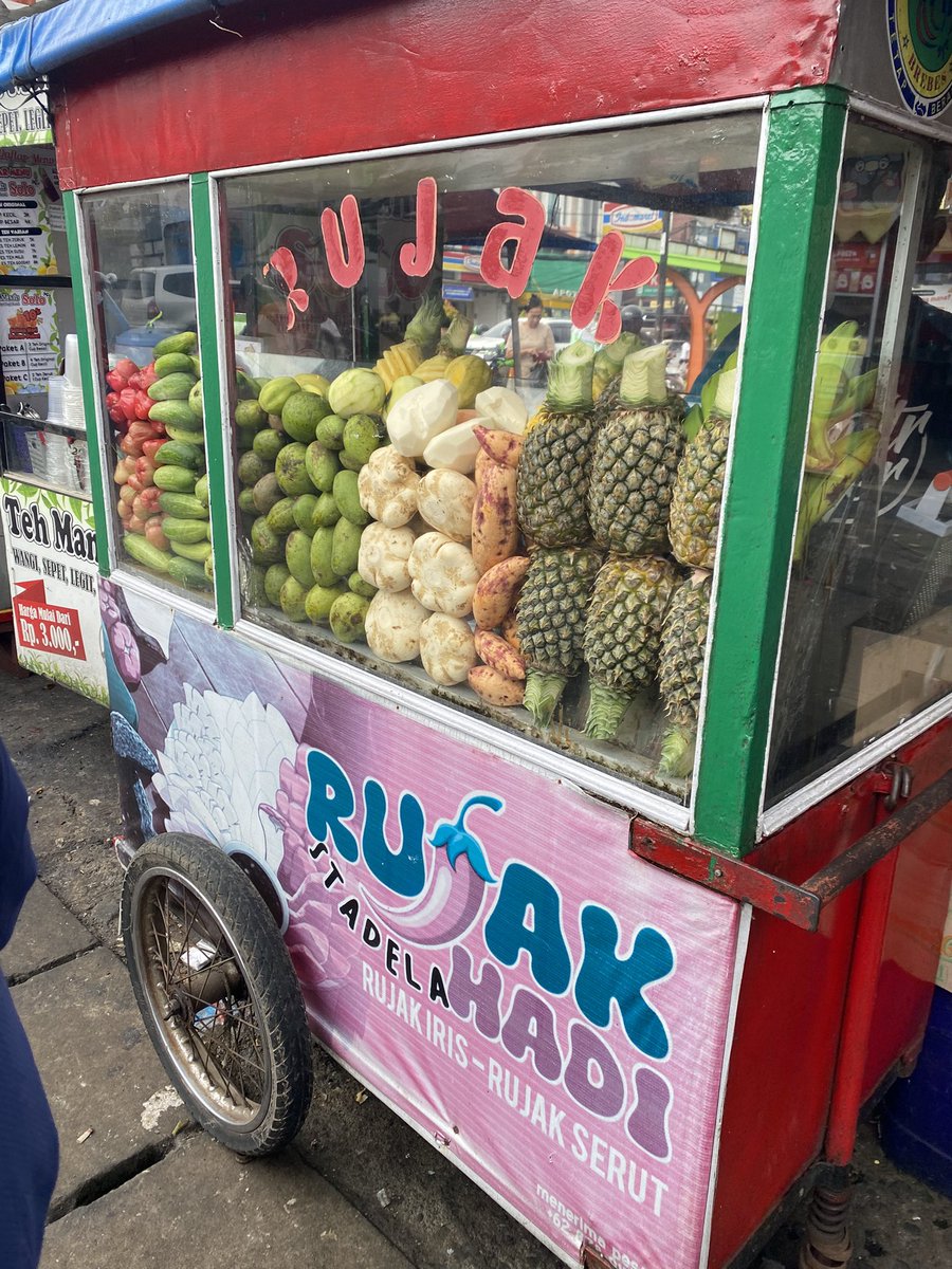 wnisekai's tweet image. stasiun yg isi nya surga jajanan:
1. stasiun pocin
2. stasiun gondangdia 
3. stasiun depok lama 
4. stasiun tebet
5. stasiun cawang (WAJIB BELI ROTI ABON BREADLIFE 10rb abonnya tebel &amp;amp; di dalam nya ada krim gitu, ENAK BGT! 😭