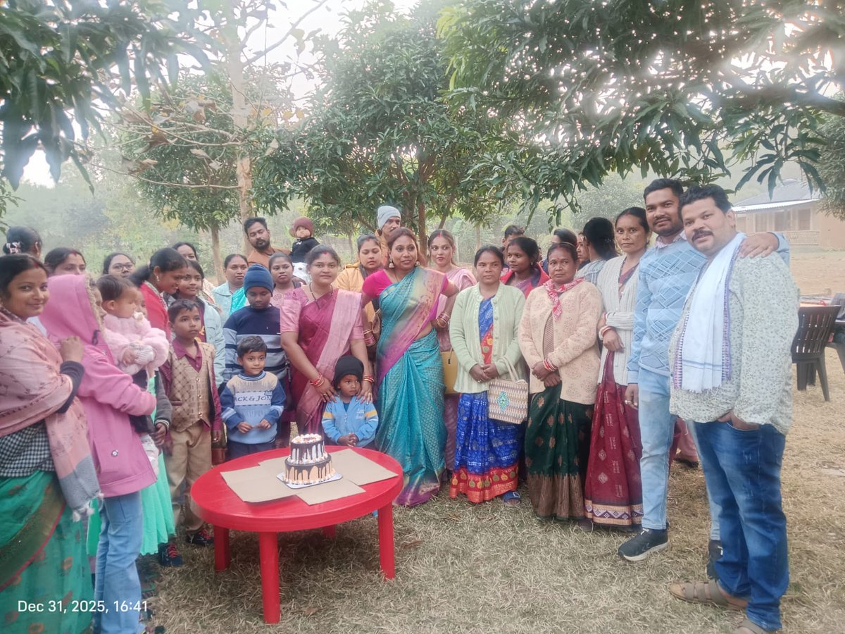 sarpanch_dipal6's tweet photo. ମୟୂରଭଞ୍ଜର ବଡ଼ ପରବ ମକର ସଂକ୍ରାନ୍ତି ଉପଲକ୍ଷେ ଗବ Nagar ବ୍ଲକର ସମସ୍ତ ସରପଞ୍ଚମାନଙ୍କର ଏକ Get Together ରେ ଖୁସିର ଅବସରରେ ।
@gopabandhunagar
@12_baje
@jjm_mayurbhanj
#Gettogeather
#Unity
#Mission404
#WomenEmpowerment https://t.co/BJRqaXhQ2p